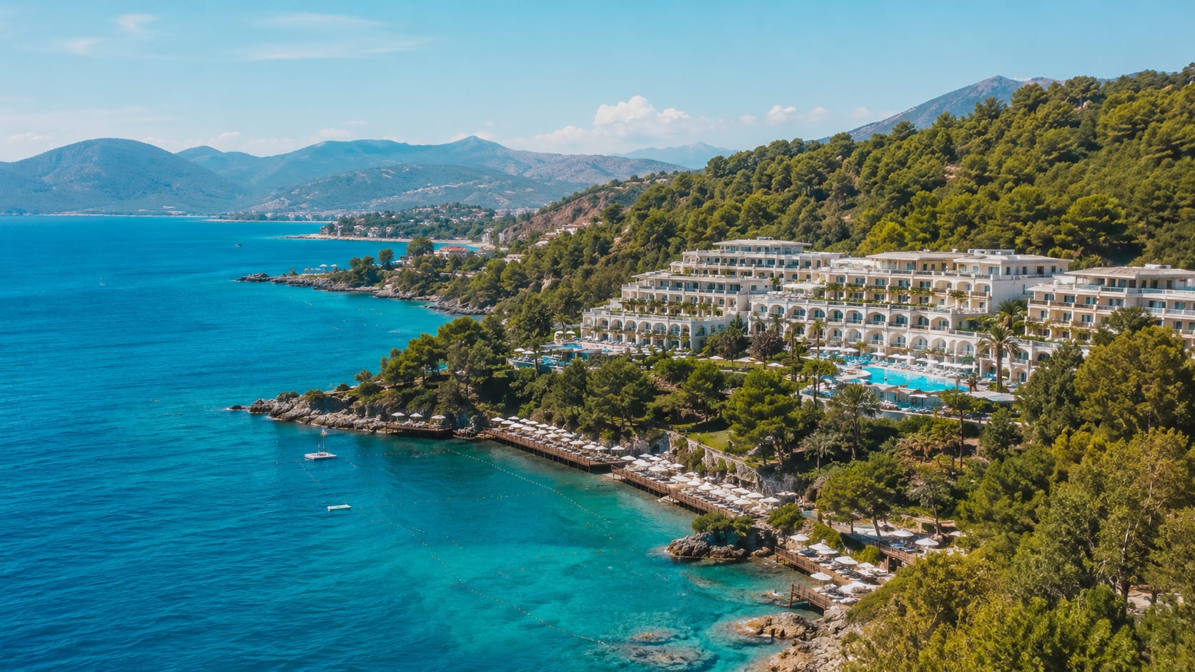 All-Inclusive-Resort an der tuerkischen Riviera -- Kuesteanlage mit Pool und Meer