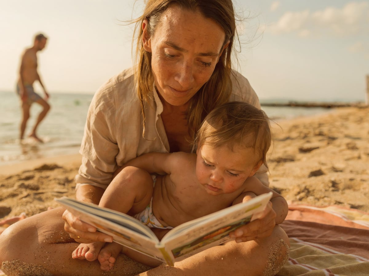 Familie mit Kleinkind beim gemeinsamen Urlaubsmoment in der Türkei