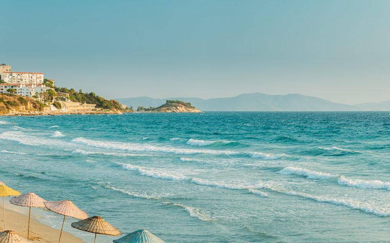 Familie am Strand als Motiv für Last Minute Urlaub