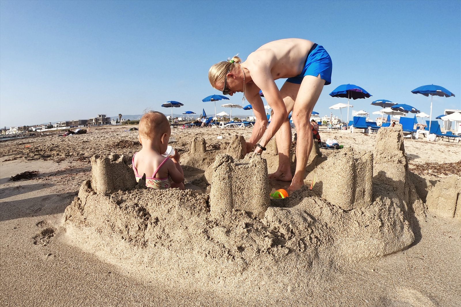 Vater mit Kleinkind am Strand als Symbolbild für Familienurlaub in Side